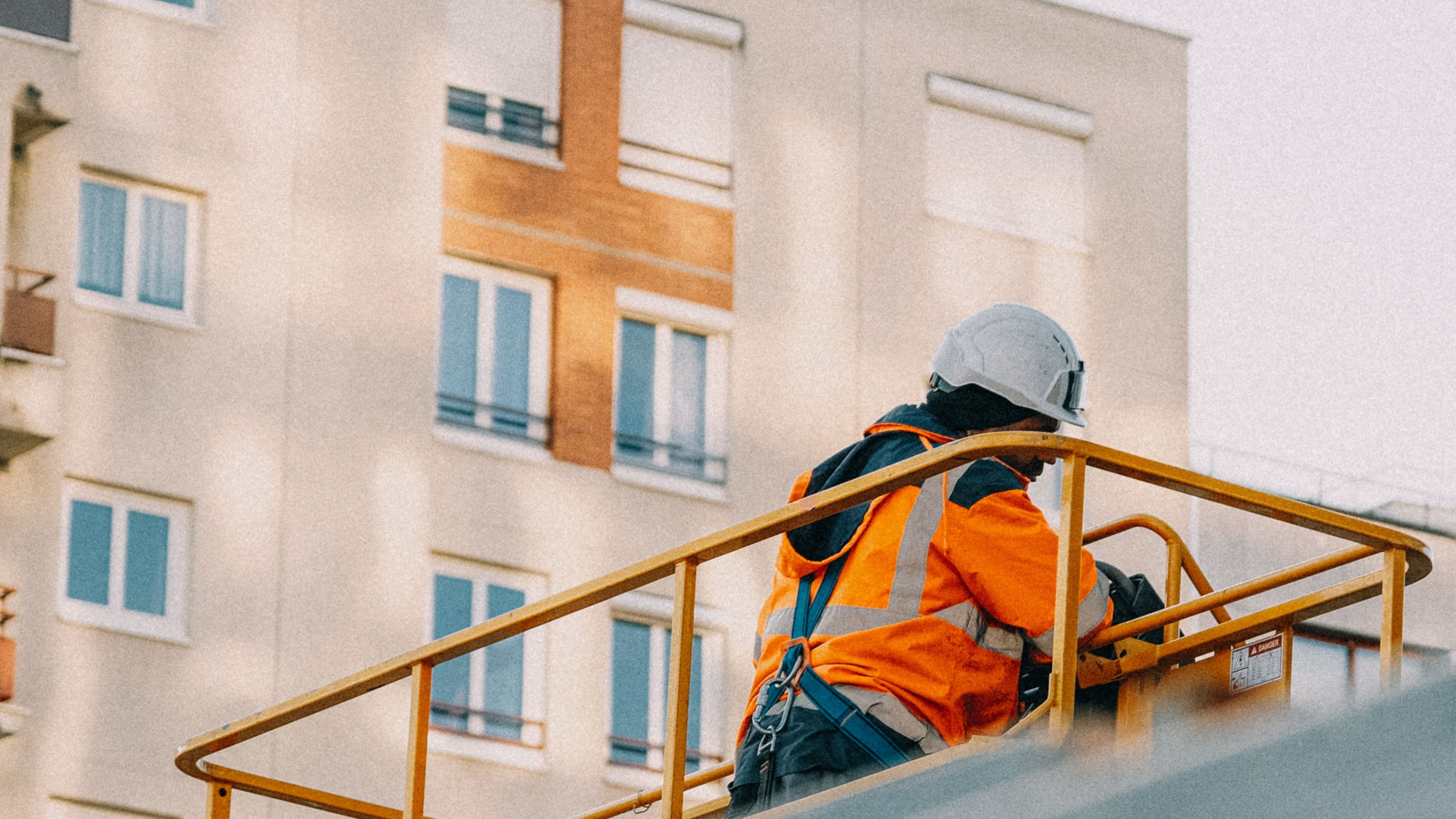 Artisan utilisant ses outils sur un chantier