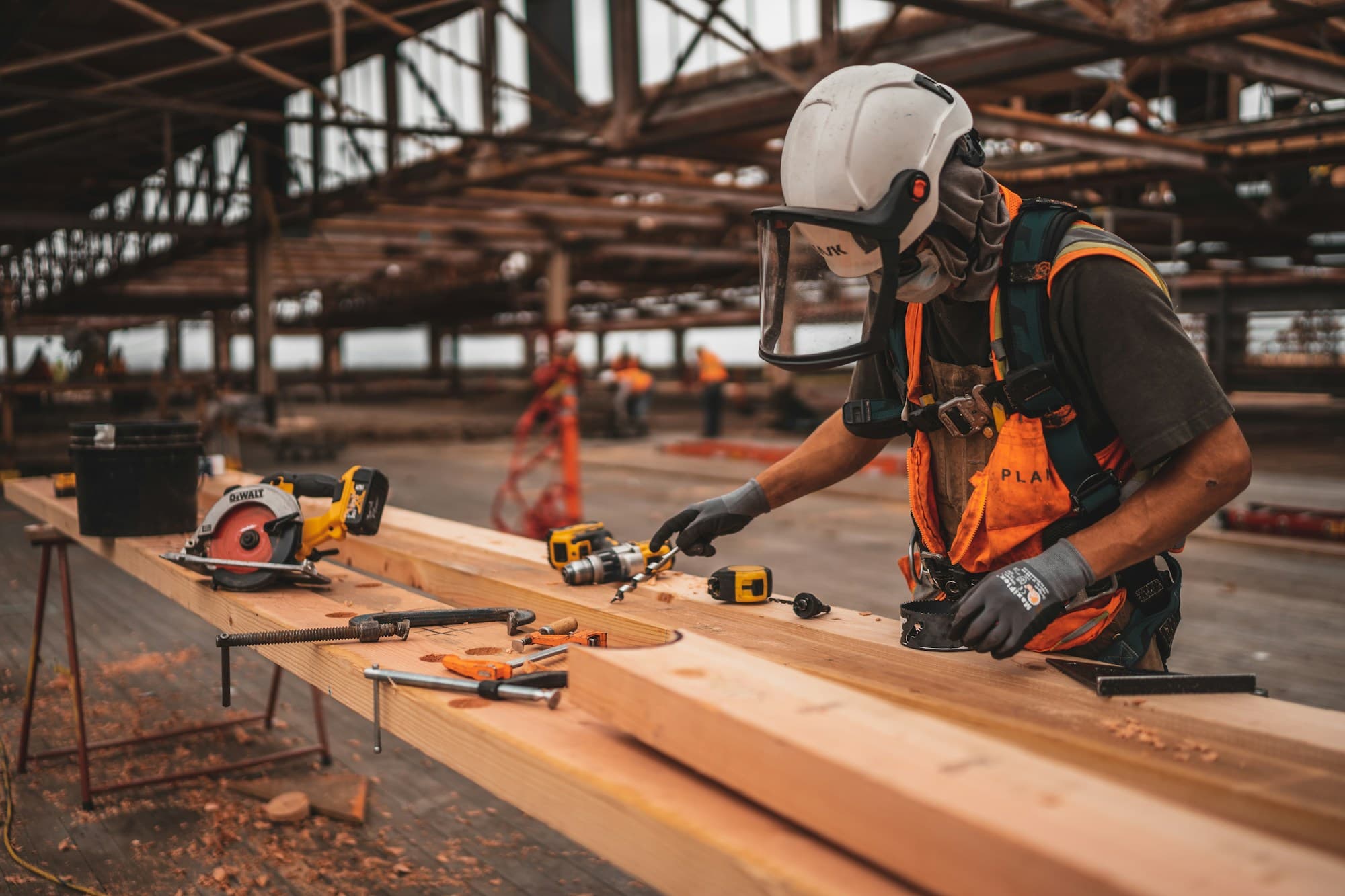 Artisan utilisant ses outils sur un chantier