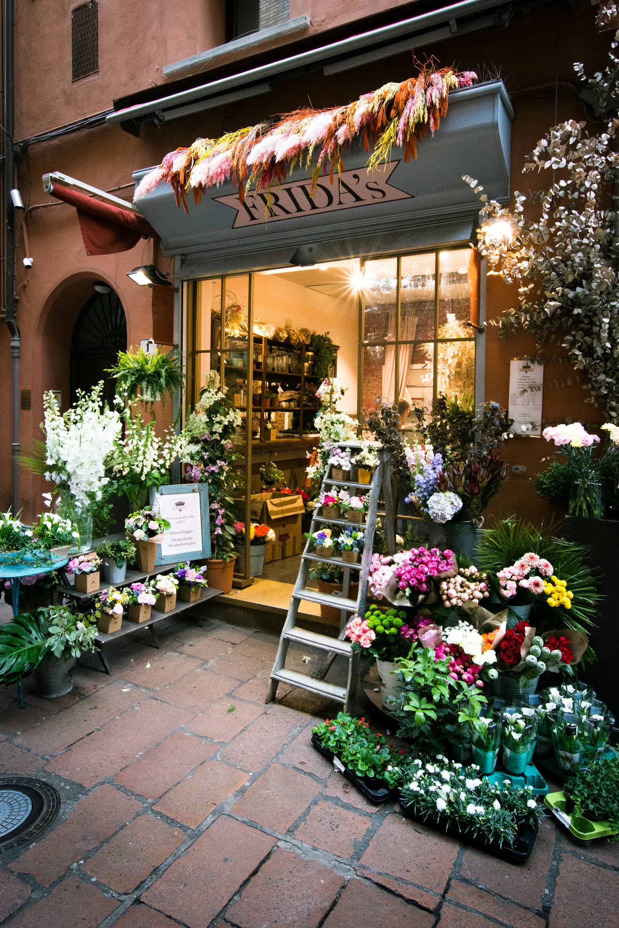 Fleuriste en train de composer un bouquet en boutique
