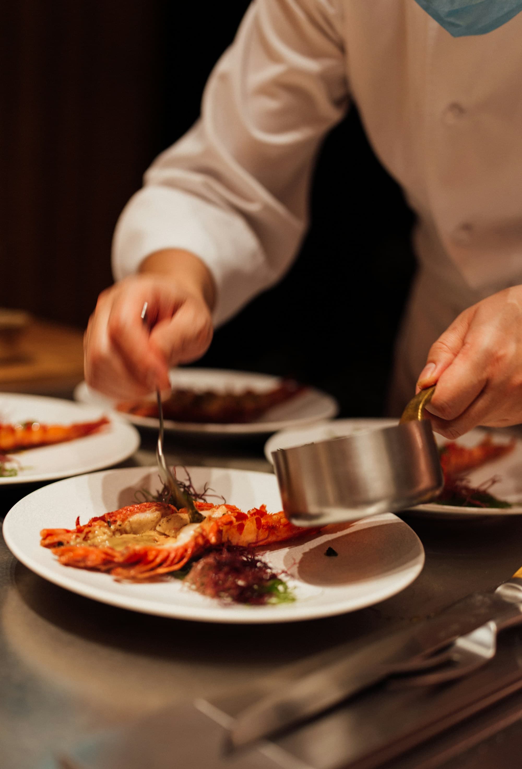 Chef en uniforme en train de préparer un plat