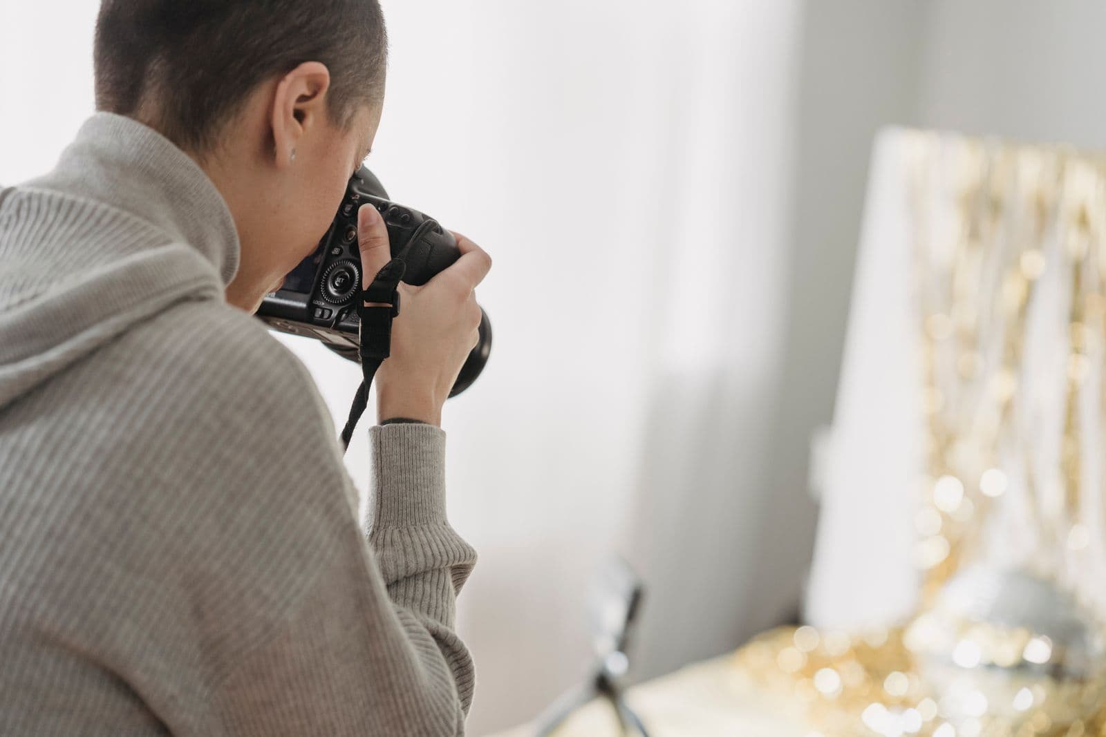 Photographe en studio, en train de cadrer une prise de vue