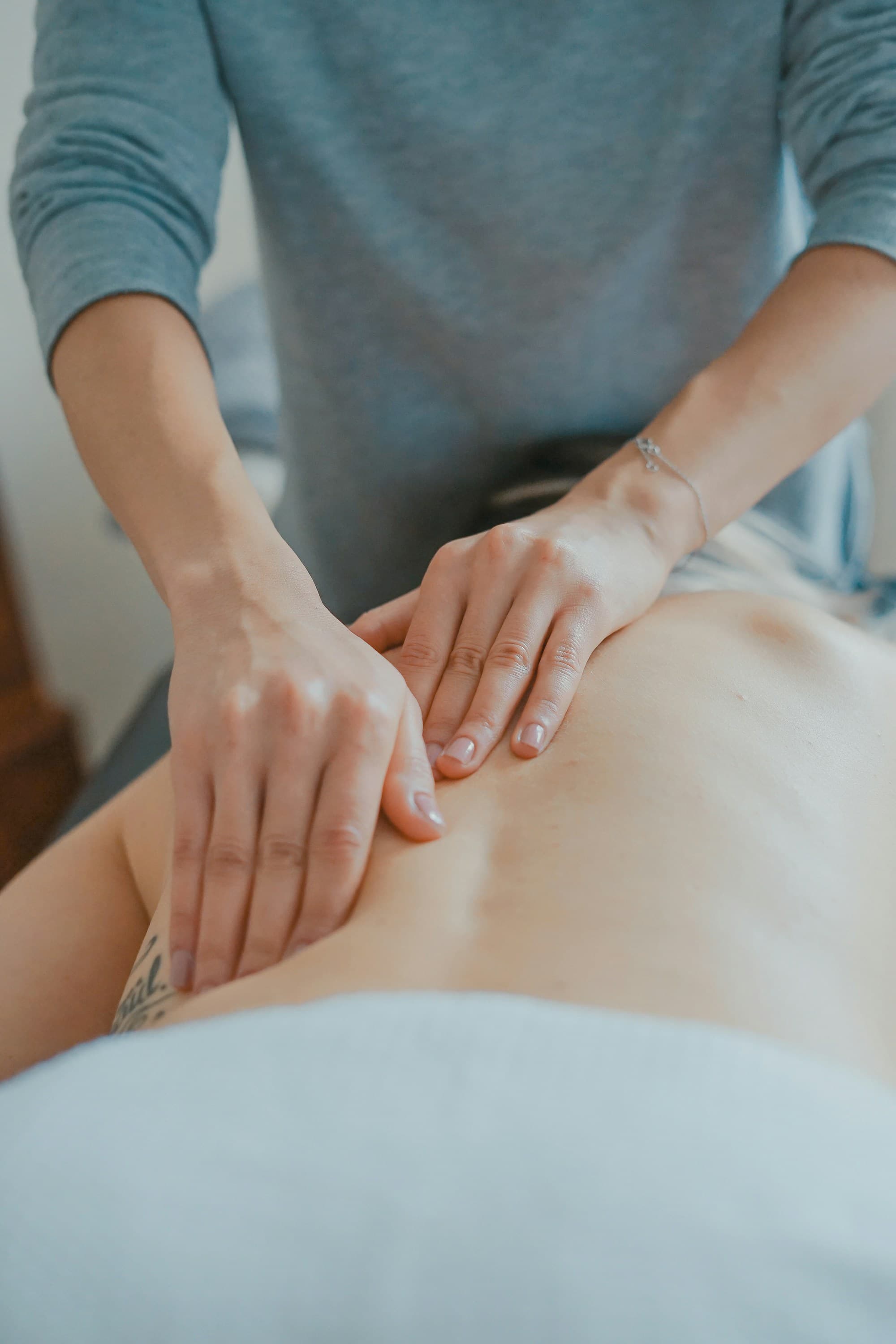 Mains d'un praticien lors d'un soin de bien-être